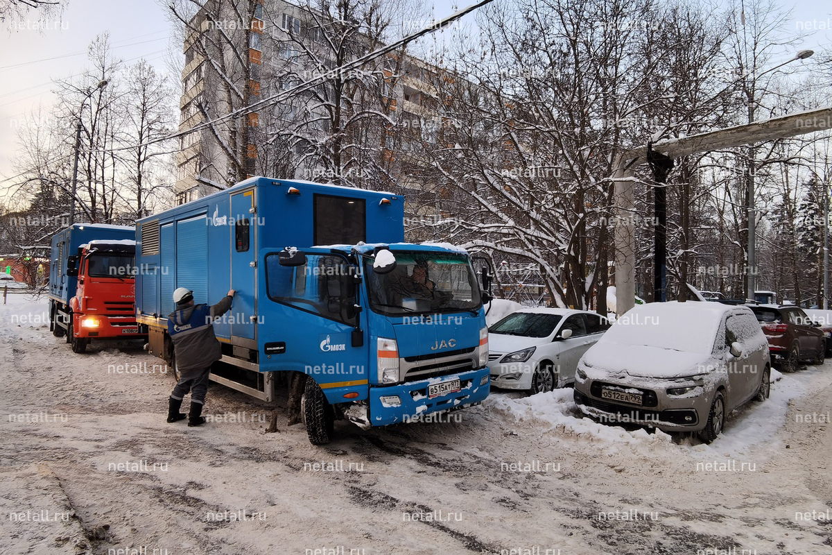 Зеленоград, новости: На место прорыва уличной трубы у детской площадки  приехали пожарные