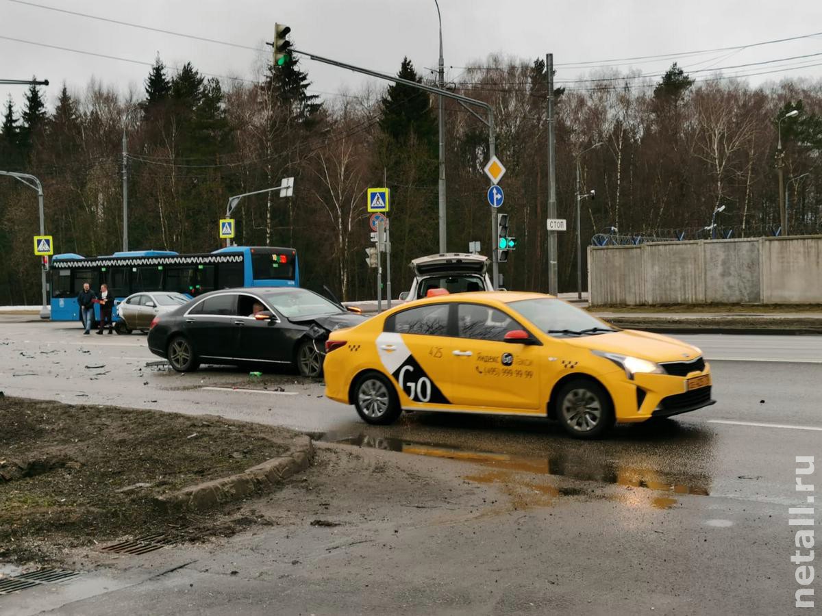 Зеленоград, новости: Пьяный водитель на «Мерседесе» протаранил две машины у  «Дома мебели»