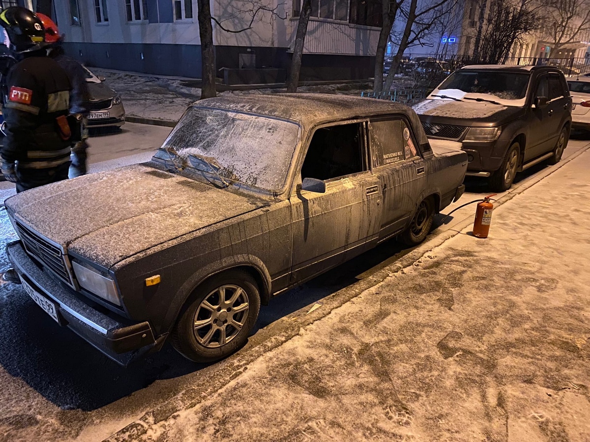 Зеленоград, новости: В 8-м микрорайоне подожгли машину после кражи из салона