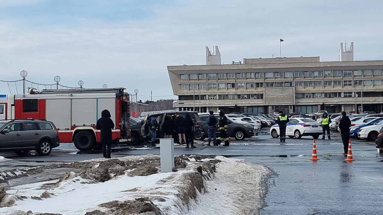 Зеленоград, новости: Джип загорелся на парковке на Центральной площади