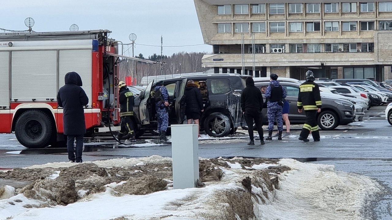 Зеленоград, новости: Джип загорелся на парковке на Центральной площади