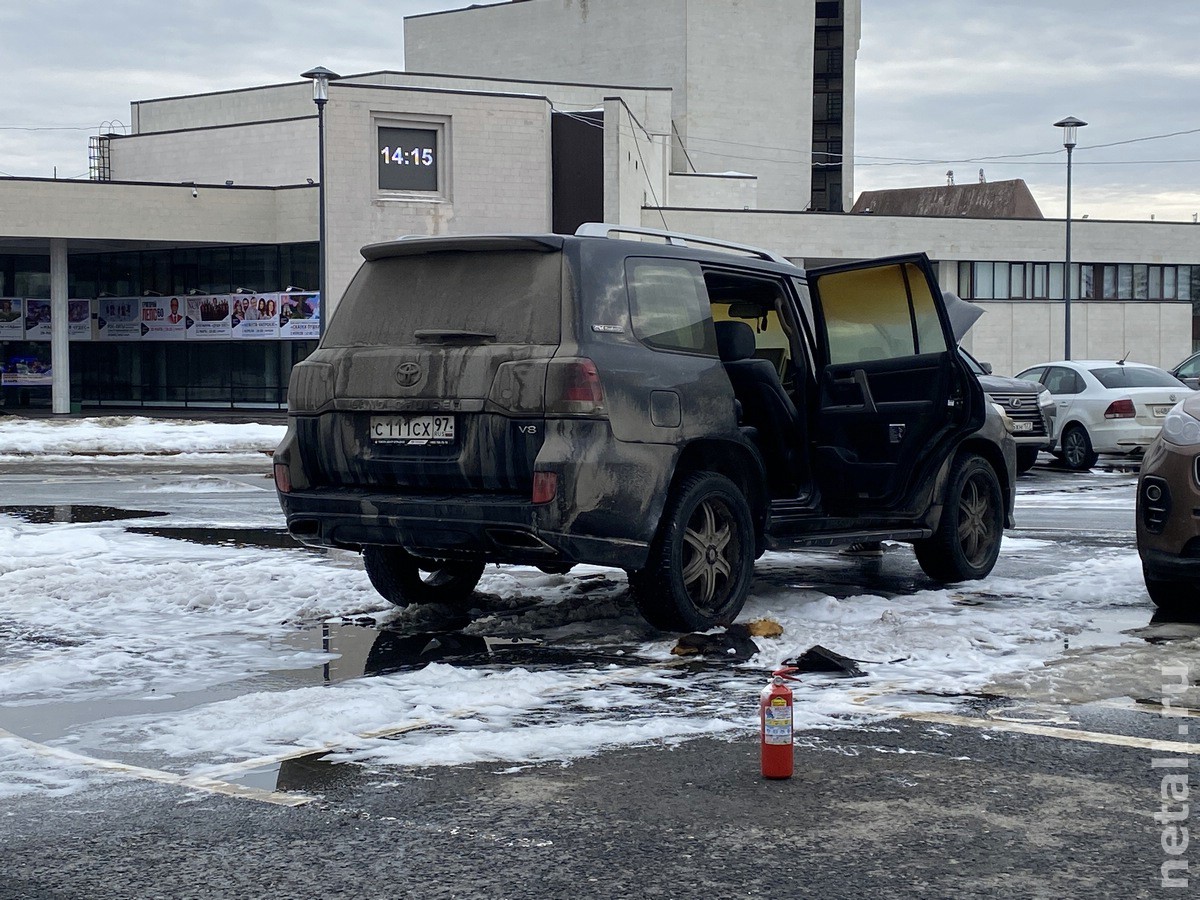 Зеленоград, новости: Джип загорелся на парковке на Центральной площади