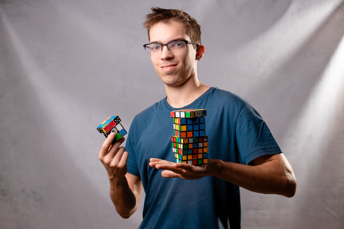 Человек с кубиком Рубика