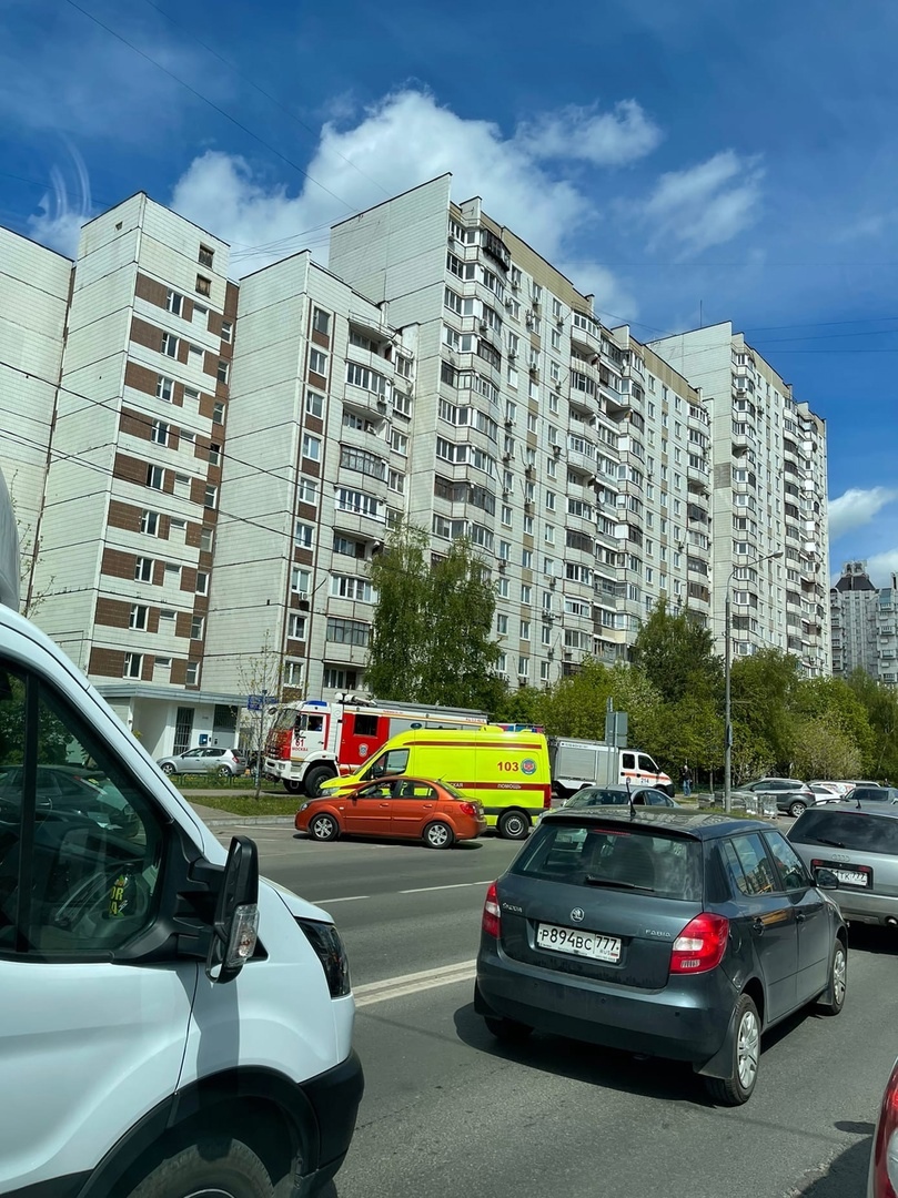 Зеленоград, новости: Спасатели и реанимобиль приехали в 15-м микрорайон  из-за подростка на подоконнике