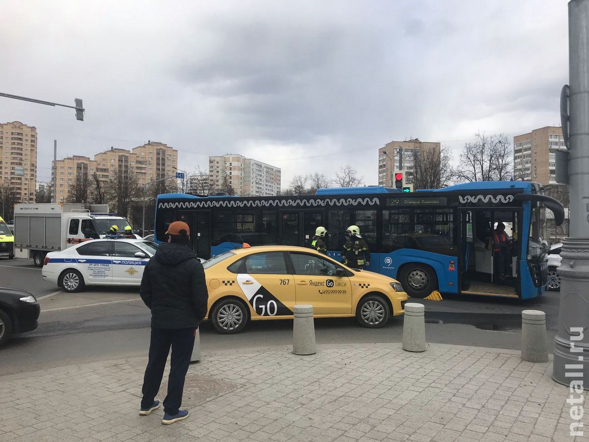 Зеленоград, новости: Шесть скорых приехали на место ДТП с автобусом на  площади Юности