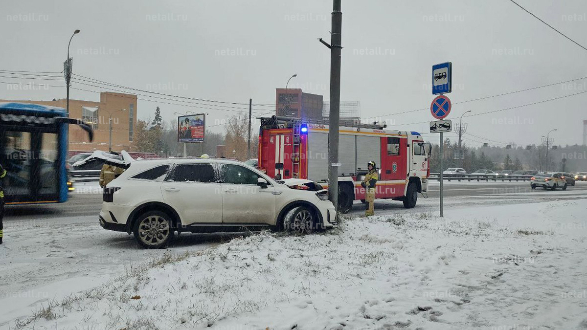 Зеленоград, новости: Автомобиль врезался в столб на Панфиловском проспекте